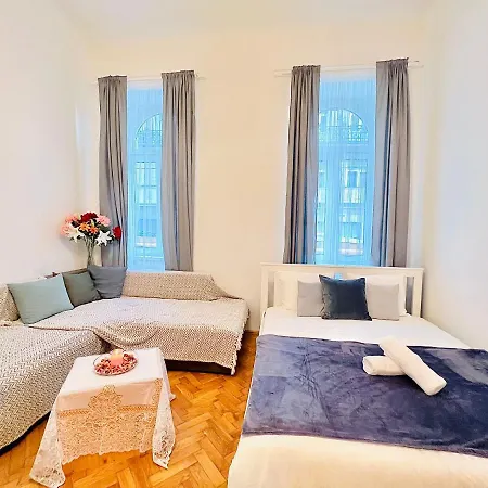 Kerepesi 3 - Opposite Keleti Station Homestay *