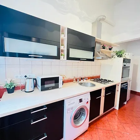 Kerepesi 3 - Opposite Keleti Station Homestay *