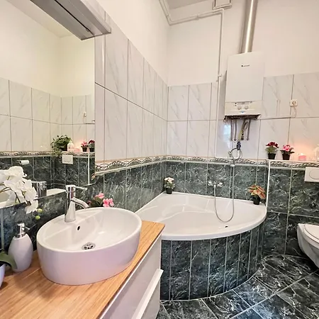 Kerepesi 3 - Opposite Keleti Station Homestay